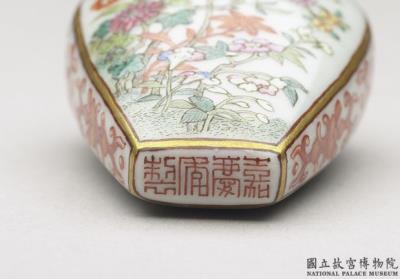 图片[3]-Snuff bottle with floral decoration in famille rose, Qing dynasty, Jiaqing reign (1796-1820)-China Archive